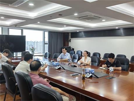 市人大常委会副主任、市总工会党组书记、主席吴曙一行到上投集团走访调研